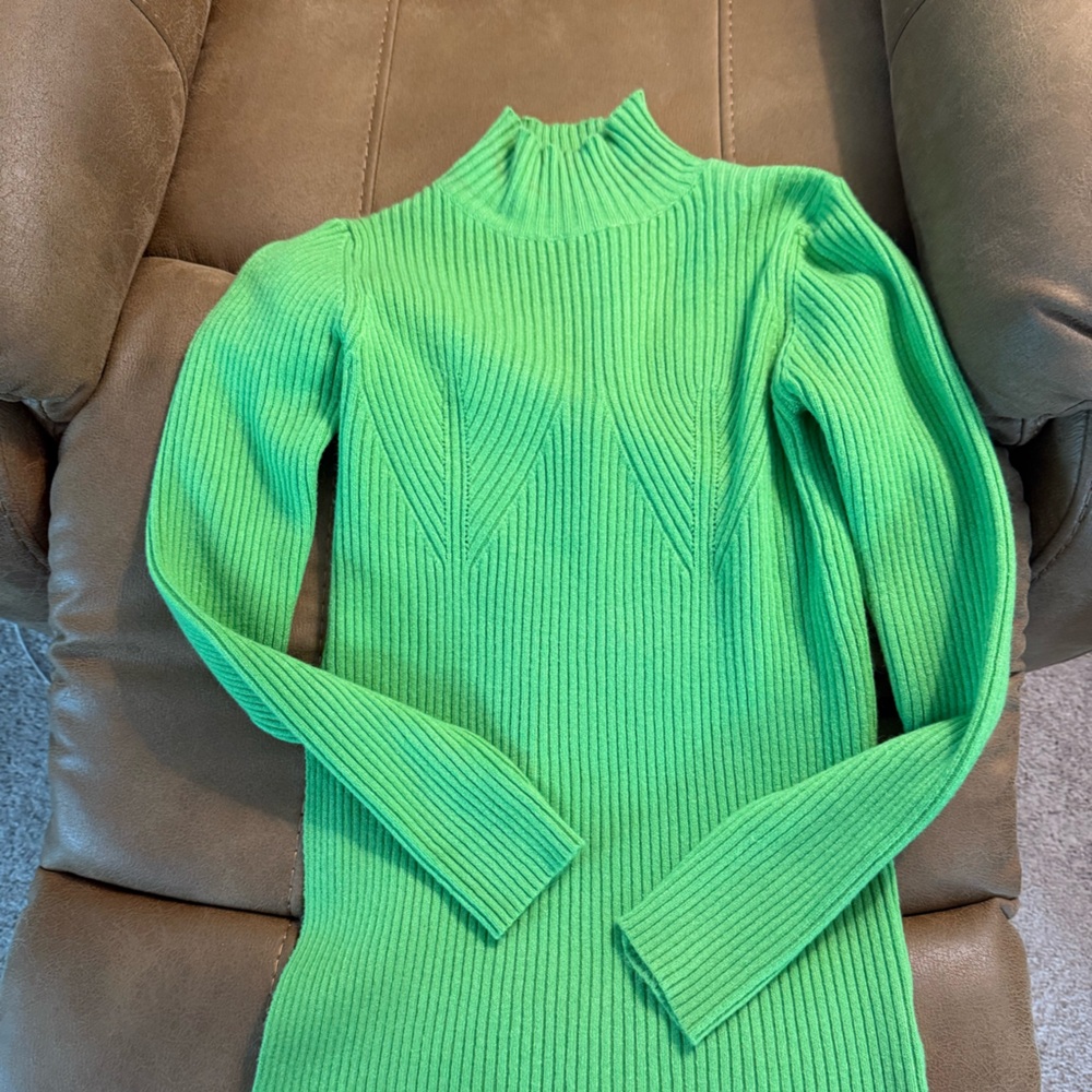 Elegant Green Women's Turtleneck Sweater